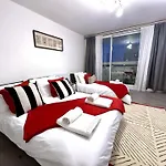 Skyline Apartment, London, Canary Wharf, River Side View And Street Parking Permit