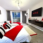 Skyline Apartment, London, Canary Wharf, River Side View And Street Parking Permit
