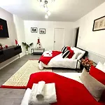 Skyline Apartment, London, Canary Wharf, River Side View And Street Parking Permit