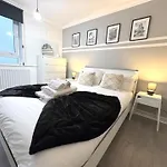 Skyline Apartment, London, Canary Wharf, River Side View And Street Parking Permit