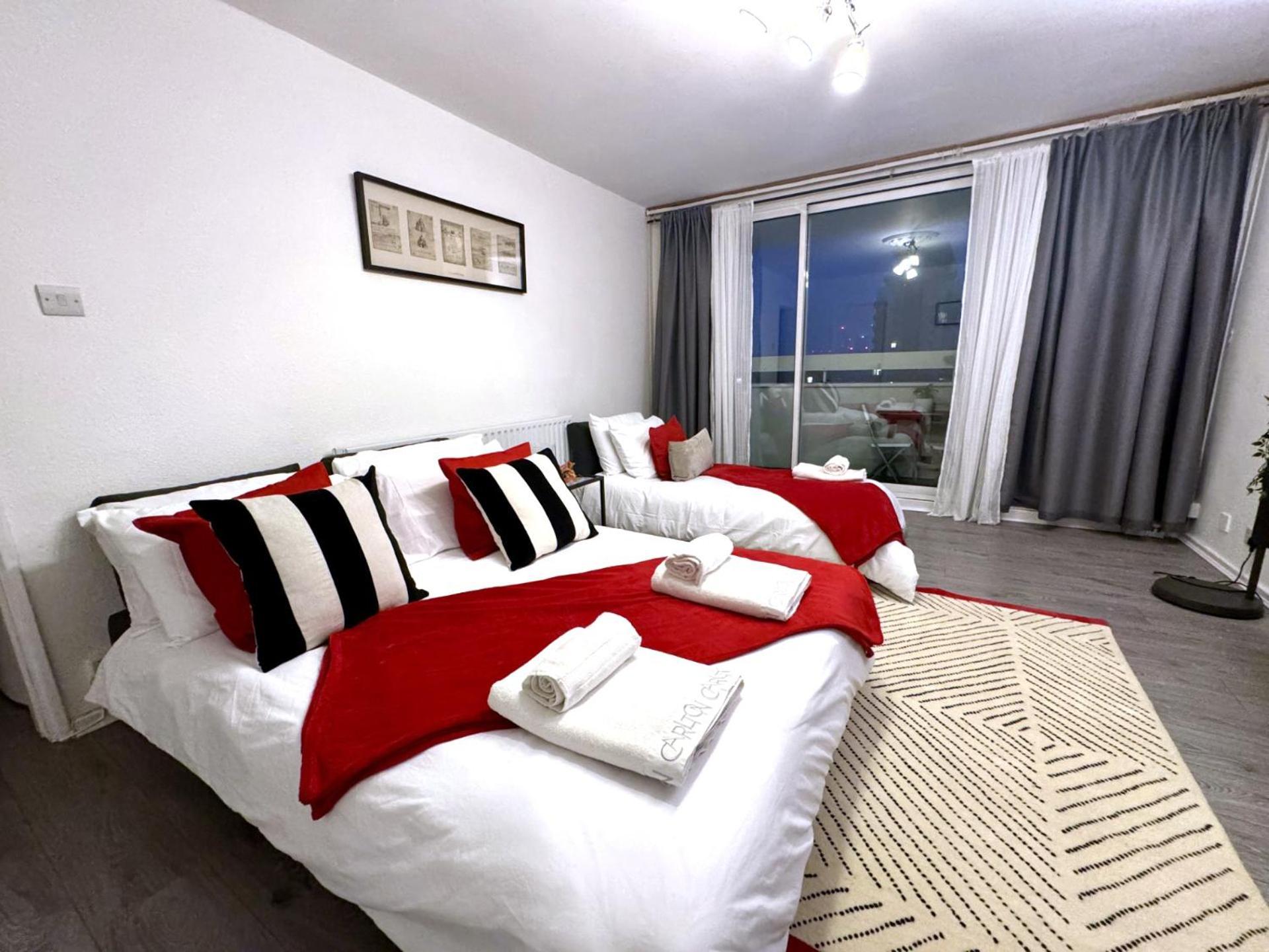 Skyline Apartment, London, Canary Wharf, River Side View And Street Parking Permit * Londra