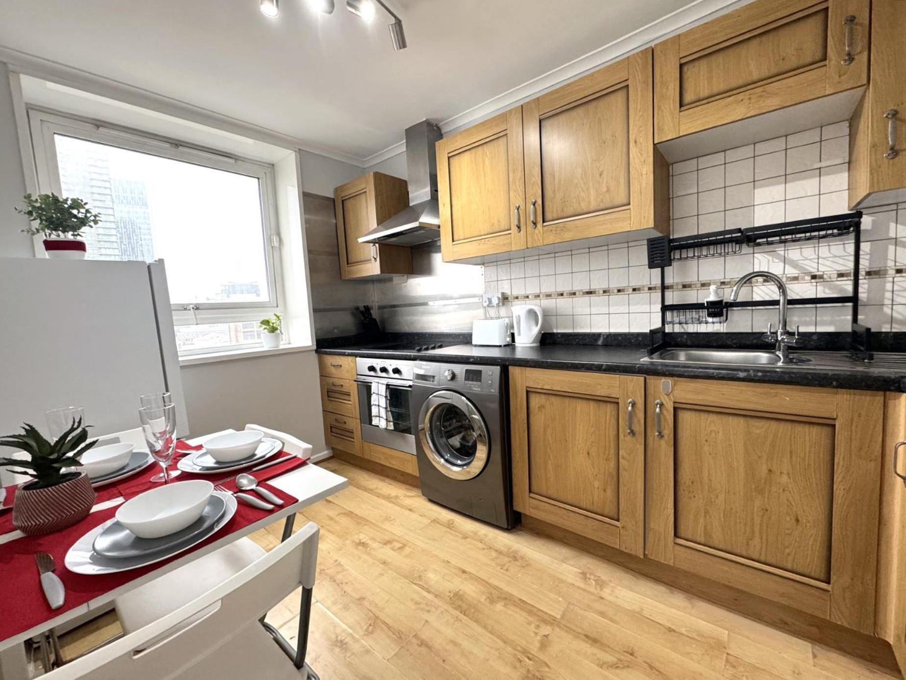 Skyline Apartment, London, Canary Wharf, River Side View And Street Parking Permit *